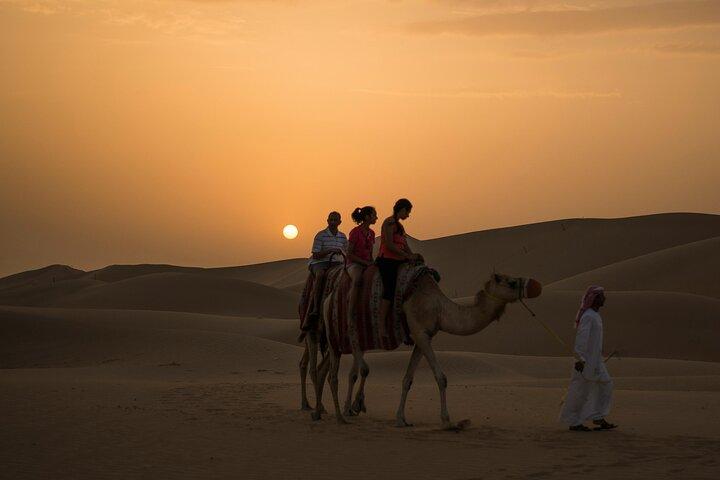 Privé-avond Dubai Desert Safari, kameelrijden en zandboarden