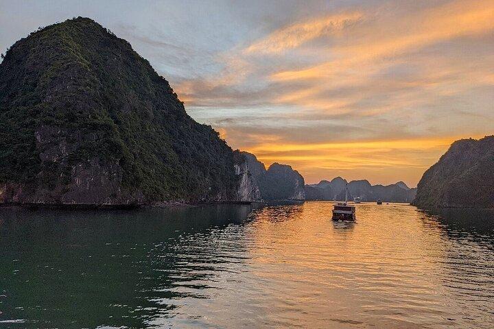 Los mejores tours al atardecer en Lan Ha Bay con natación y kayak