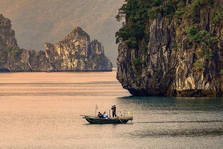 Los mejores tours al atardecer en Lan Ha Bay con natación y kayak