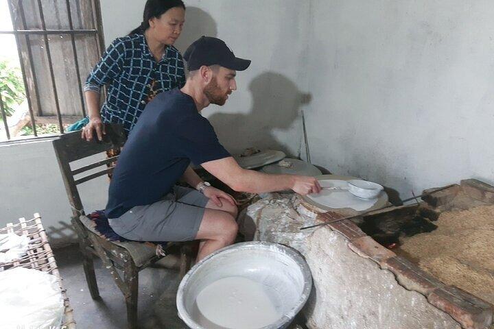 Ciclismo no interior de Hoi An: tapetes artesanais, macarrão e escultura em madeira