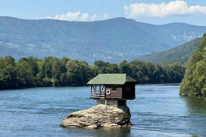 Desde Belgrado: lo mejor del oeste (Drina House, Drvengrad y Sargan 8)