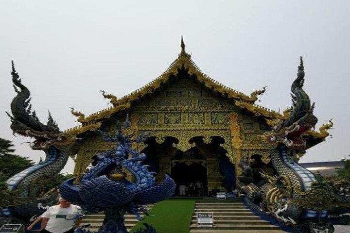 チェンマイ〜チェンライ白青赤寺院ロングネックツアー