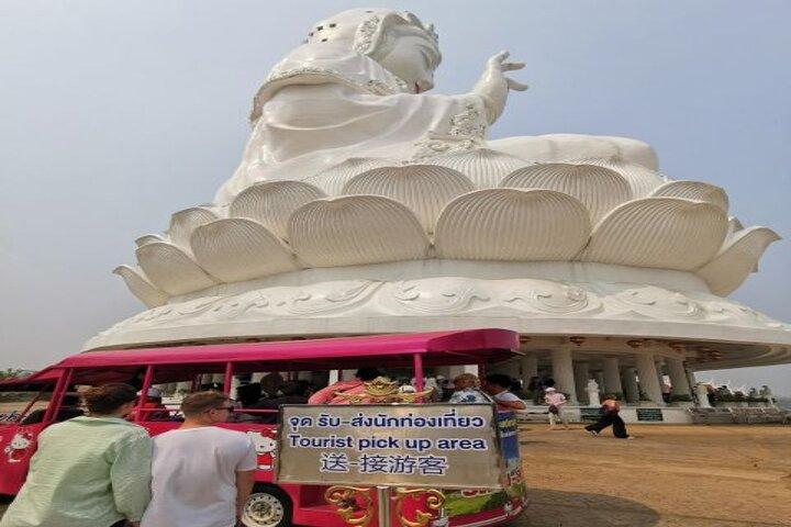 チェンマイ〜チェンライ白青赤寺院ロングネックツアー