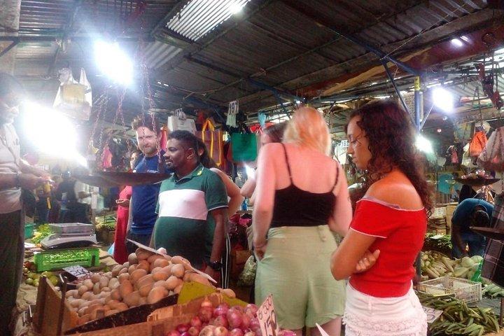 モダンなトゥクトゥクでキャンディ市内観光