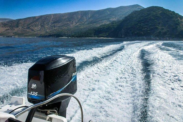 サランダの隠れた名所を巡るボートツアー