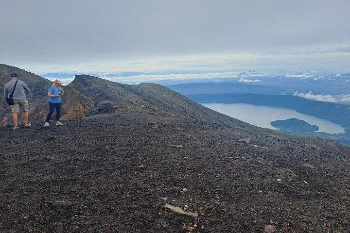 サンタアナ火山ハイキング＆コアテペケ湖でのランチ（プライベートツアー）