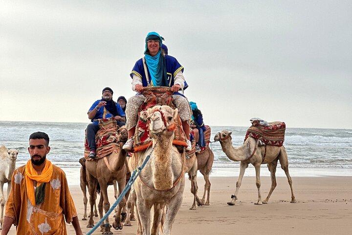 Desde Agadir o Taghazout : Paseo en camello al atardecer con barbacoa & Music Sow