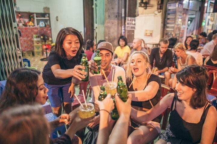 Saigon Night Bites on Foot: Vendedores locais, histórias e acabamento doce