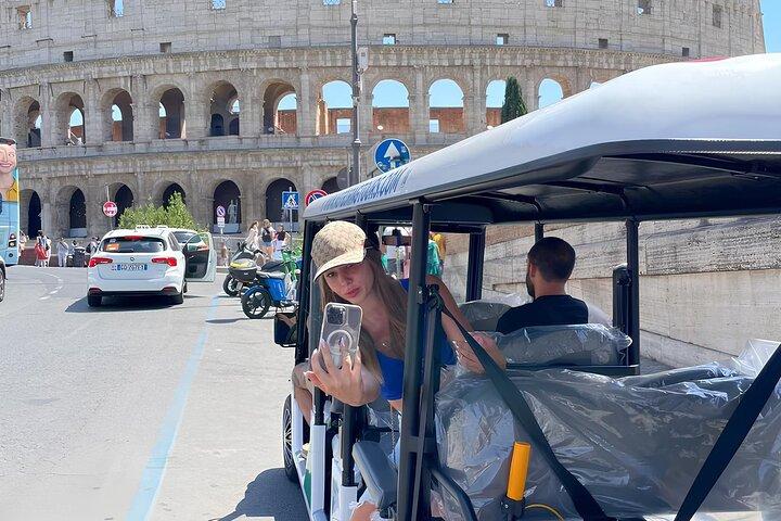 Divertente tour in golf cart con musica e gelato a Roma