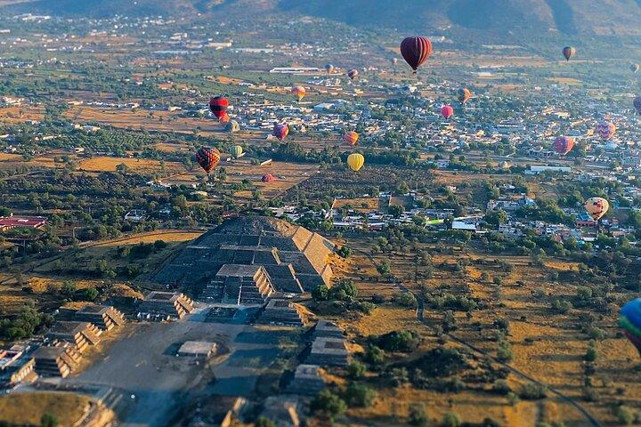 メキシコシティからテオティワカンのピラミッド上空を熱気球で巡る