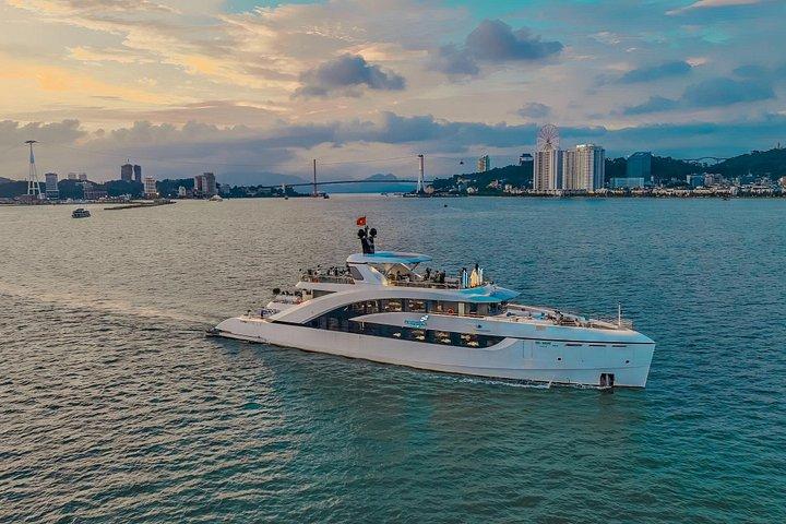 ハロン・ラグジュアリーヨットで息をのむようなハロン湾の美しさを探検