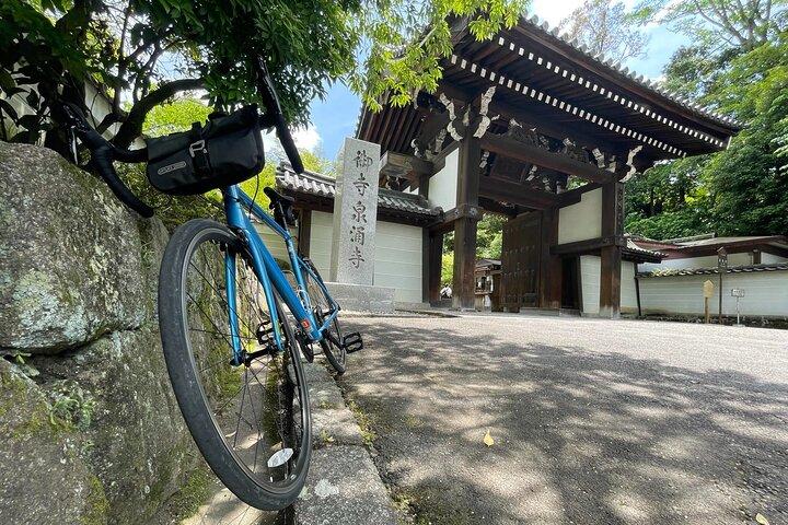 京都東部の美しい川沿いのドライブ