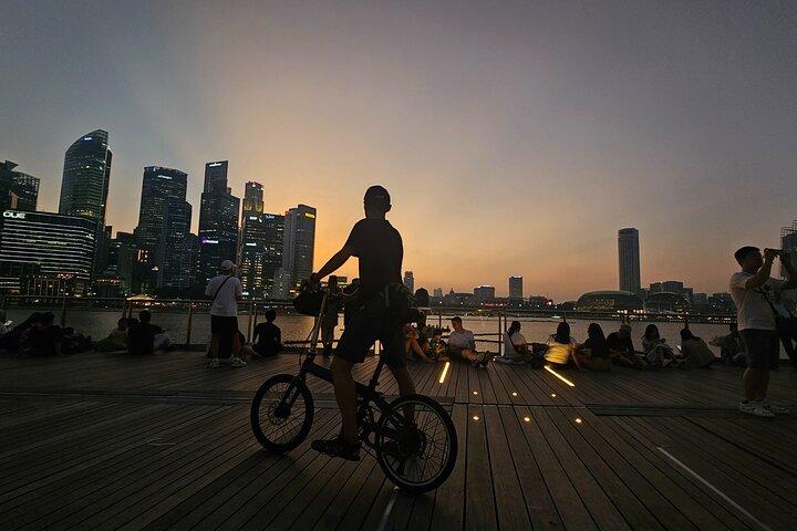 Fietstocht van licht naar nacht door Singapore