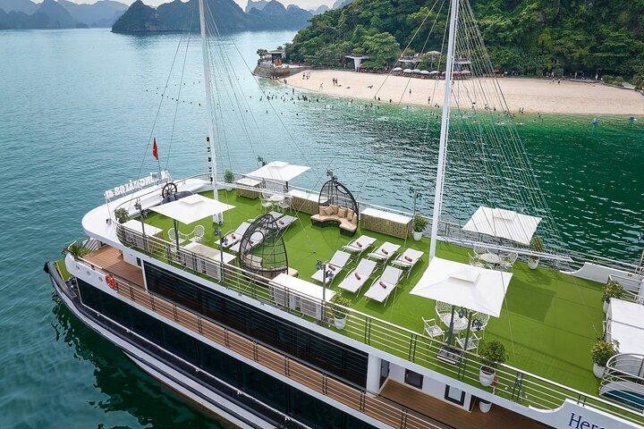 Hanoi : Grotta di crociera di un giorno a 5 stelle Halong Bay, nuoto, kayak e buffet