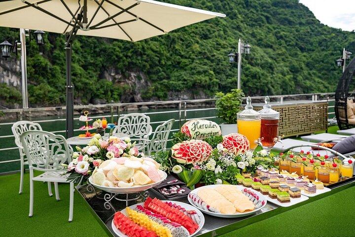Från Hanoi: Skäm bort dig med en lyxig Halong Bay-kryssning och bufféfest