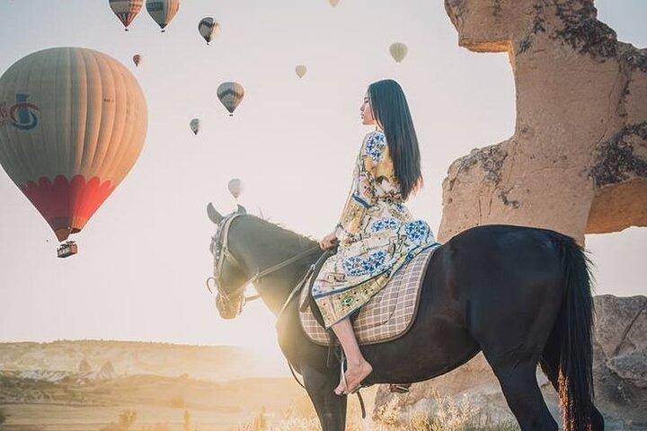 Équitation en Cappadoce au coucher du soleil et avec vue sur les ballons