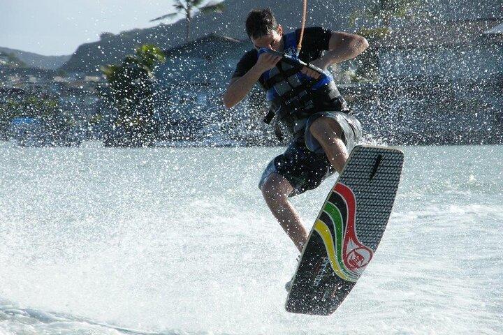 Atividade privada de wakeboard de 30 minutos no Havaí Kai