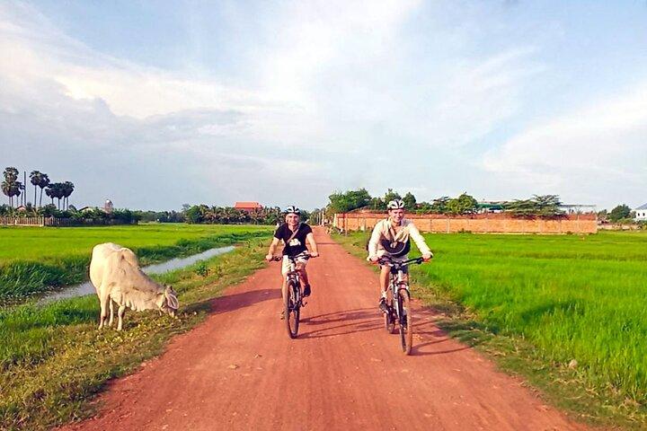 夕暮れ時のシェムリアップカントリーサイドを自転車で夕日ドリンク付き