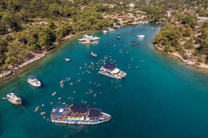 Split : Blaue Lagune & Šolta Tour mit Mittagessen & Getränken