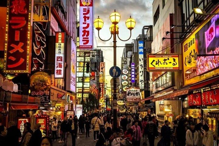 ¡Tour nocturno de comida y bebidas en Osaka con un chef!
