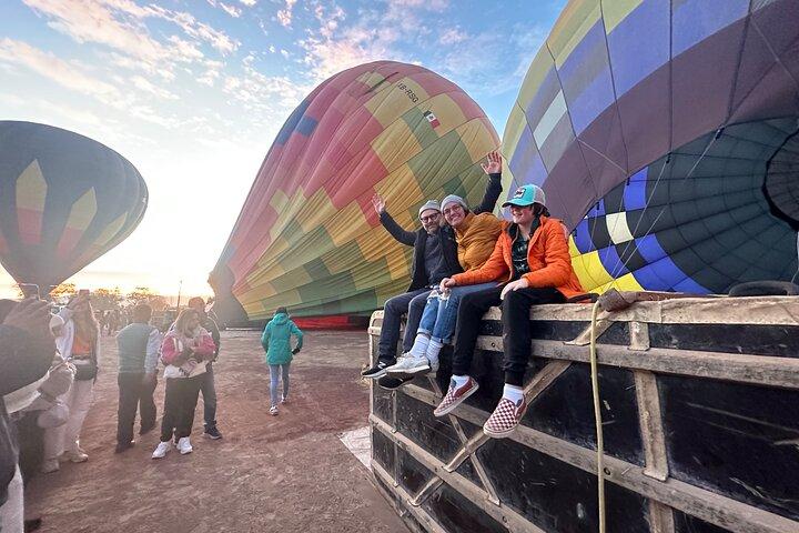 Hot Air Balloon ride over Teotihuacan + morgenmad i “LA GRUTA”