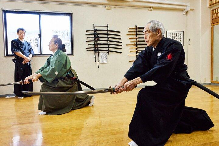 Treino de espadas de samurai e experiência de tingimento de catazomes em Tóquio