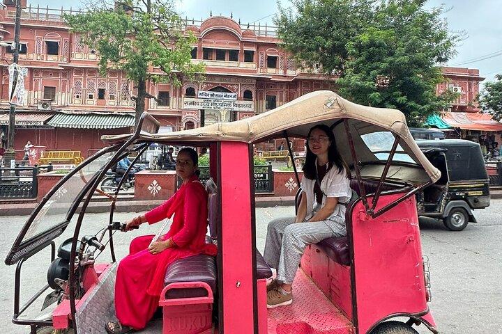 Jaipur Halbtägige Heritage Tour mit Women-Driven E-Rickshaw