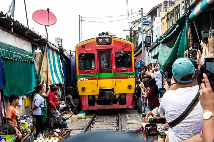 プライベートツアー：鉄道と水上マーケット、クウェ川に架かる橋