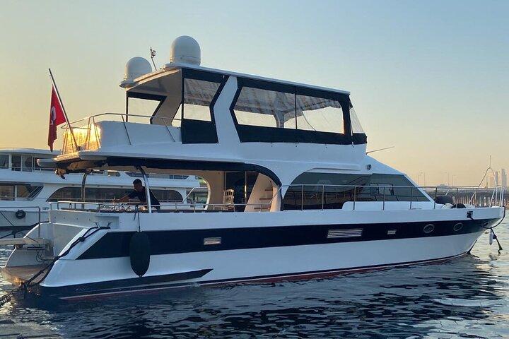 Istanbul Private Bosphorus Luxury Yacht 20m 65ft – 20 Gäster