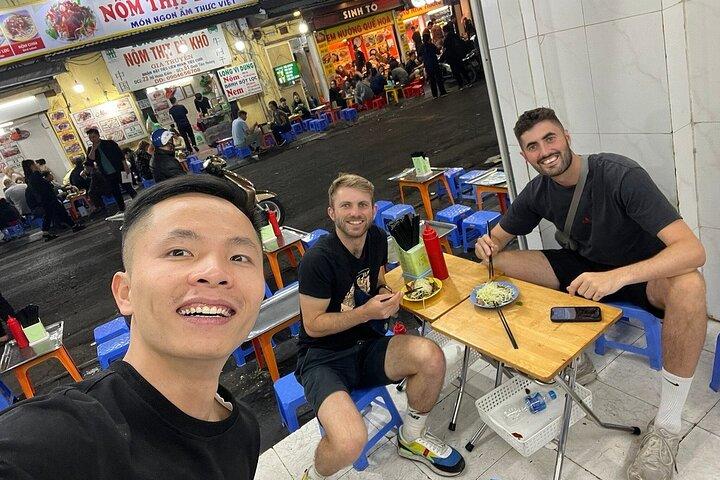 Privat Street Food Walking Tour i Hanoi Old Quarter