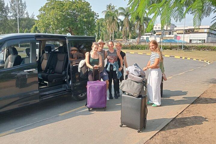 Vom Flughafen Mombasa: Diani-Transfer im Minivan (5 Personen)