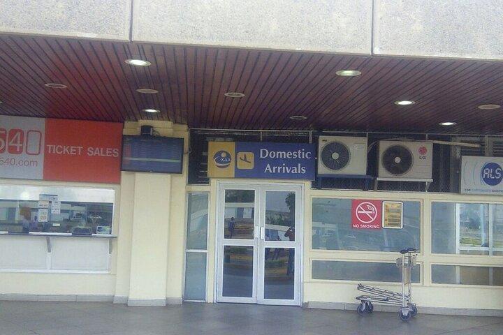 JKIA 空港から：車でのナイロビへのプライベート送迎（最大 3 名）