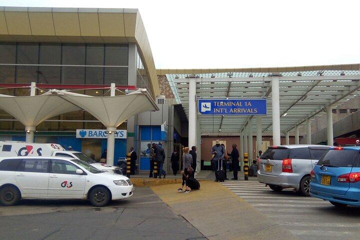 JKIA 空港から：車でのナイロビへのプライベート送迎（最大 3 名）