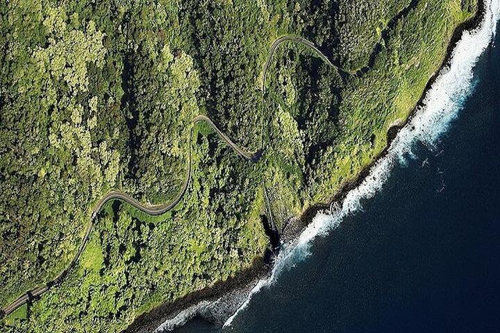 マウイ島発、デラックス ロード トゥ ハナ熱帯雨林と滝体験