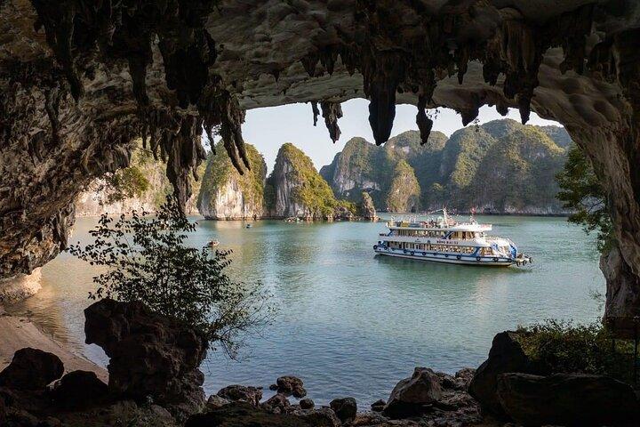 Deluxe Ha Long Bay Day Cruise Avgår från hamnen med Cave, Island