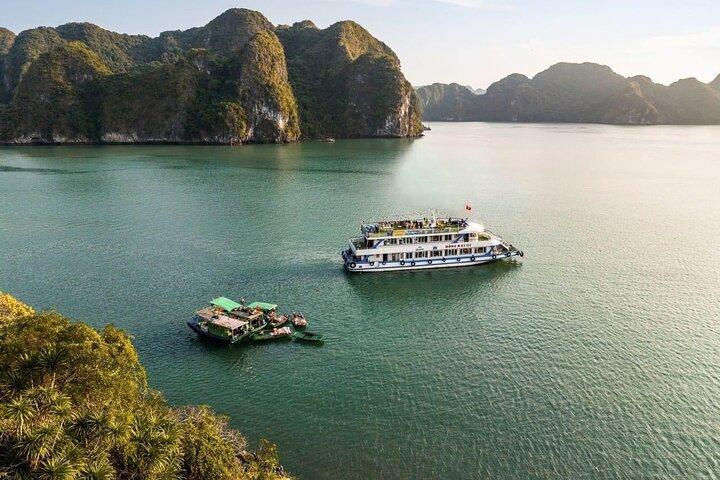 Deluxe Ha Long Bay Day Cruise Avgår från hamnen med Cave, Island