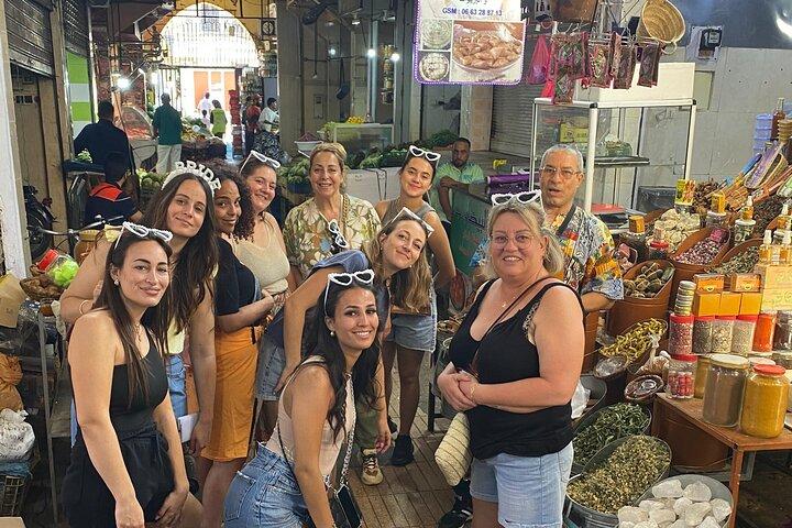 Marokkaanse kookles met markt in de medina van Marrakech