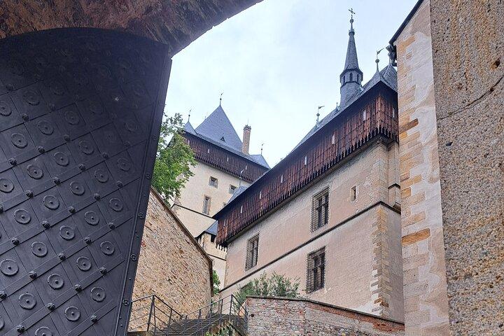 Tour privado do Castelo de Karlštejn com ingresso incluído