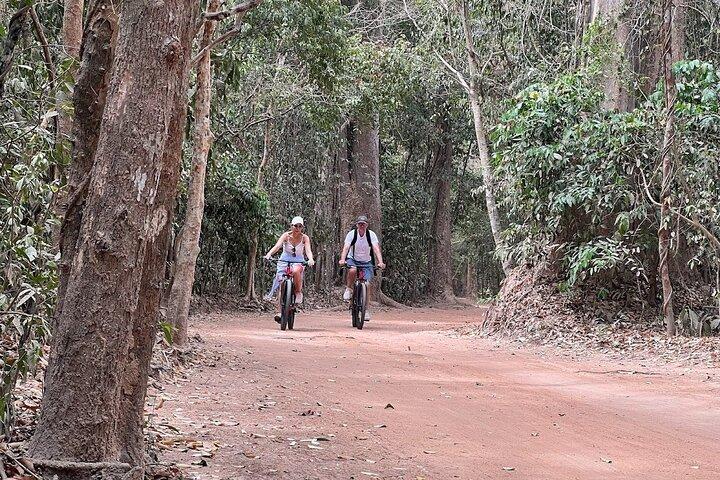 Excursão privada de bicicleta em Angkor Wat ao nascer do sol