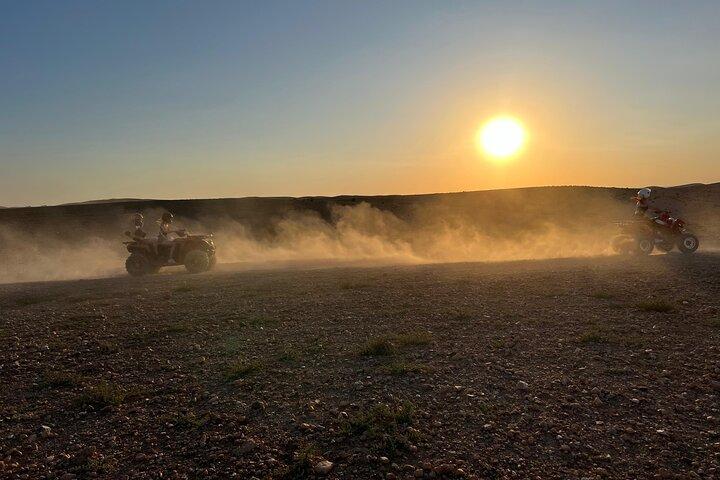 Desde Marrakech: paseo en quad por el desierto de Agafay al atardecer y cena espectáculo