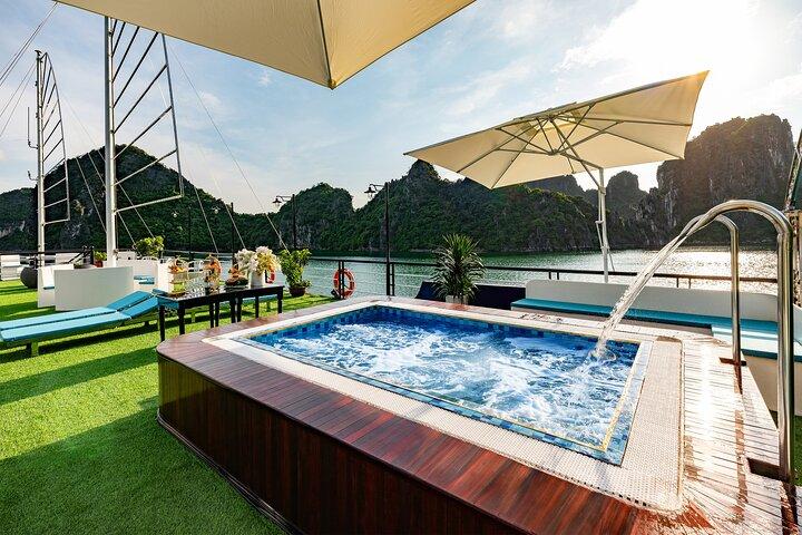 BEST Seler - Halong Luxury Day Trip : クルーズ、ビュッフェ＆ジャグジー