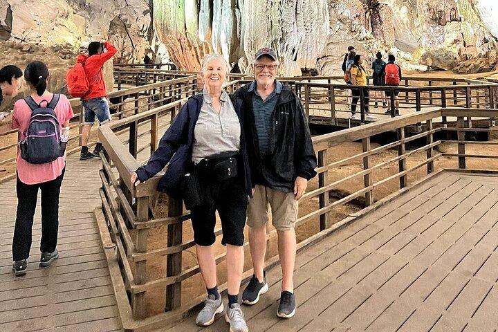Visita guiada em Phong Nha e Paradise Caves com transporte