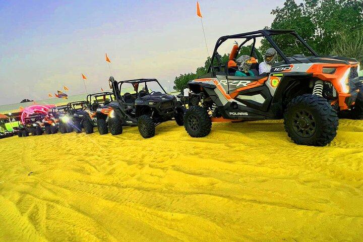 Excursion en buggy dans le désert de Dubaï en soirée avec dîner buffet