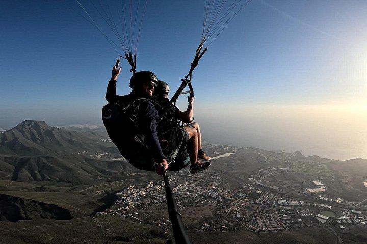 テネリフェ上空でのパラグライディングタンデムフライト＋アデヘのホテル送迎