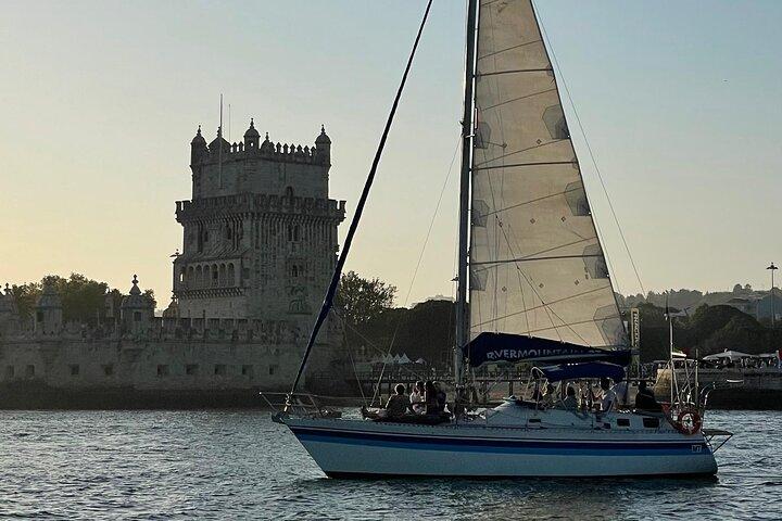 2-stündige Segelboot-Sonnenuntergangstour von RiverMountain Lisbon