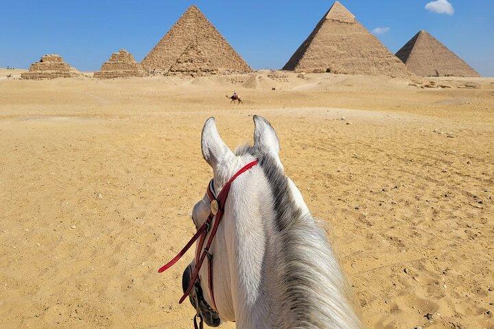 Zonsopgang te paard rond de piramide van Gizeh