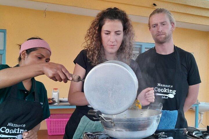 地元の女性がネパール料理教室を主催
