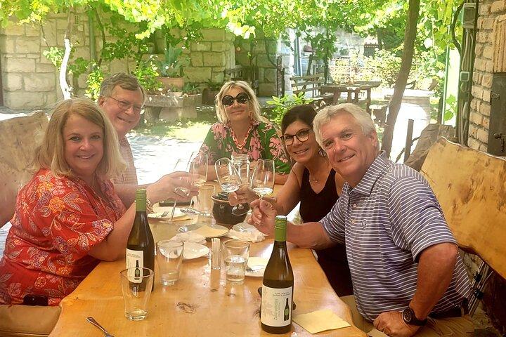 Tour privato del vino Etyek con cena inclusa una crociera serale sul Danubio di Budapest