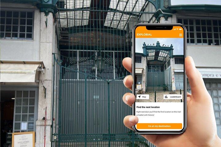 Tour a piedi della città autoguidato di Lisbona Alfama e caccia al tesoro