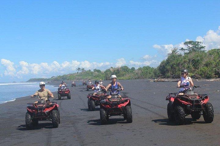 バリ島 ATV でビーチをドライブしながらタナロットの夕日を眺めるツアー